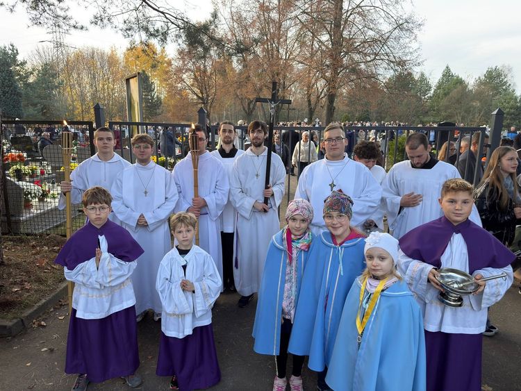 Procesja na cmentarzu