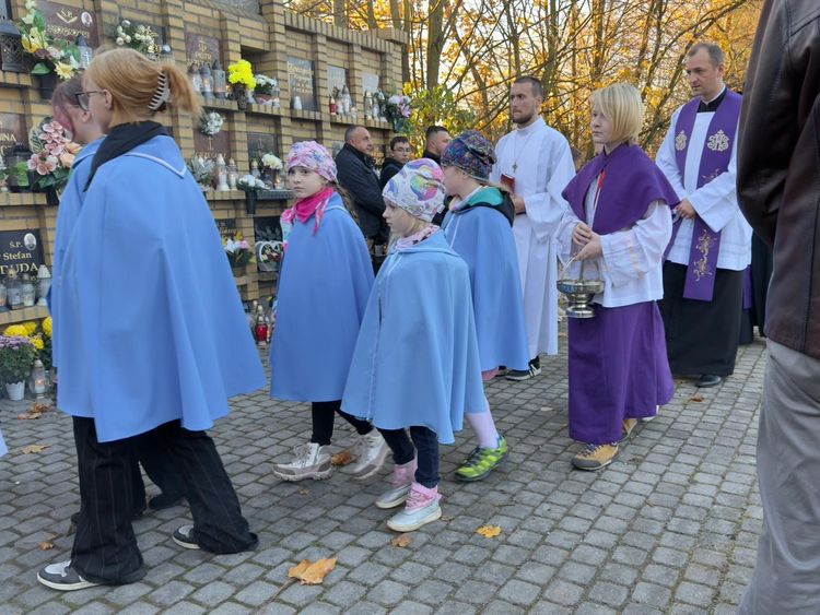 Procesja na cmentarz