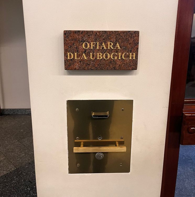 Zdjęcie projektu: Nowe kamienne tablice nad skarbonami